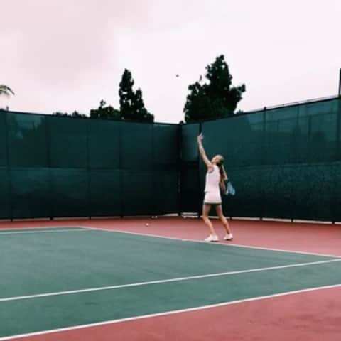 アンナ・ローソンのインスタグラム：「Ball toss fail... 😩 help me please @carowozniacki @serenawilliams @geniebouchard 😜🎾 #bts #torysport @torysport」
