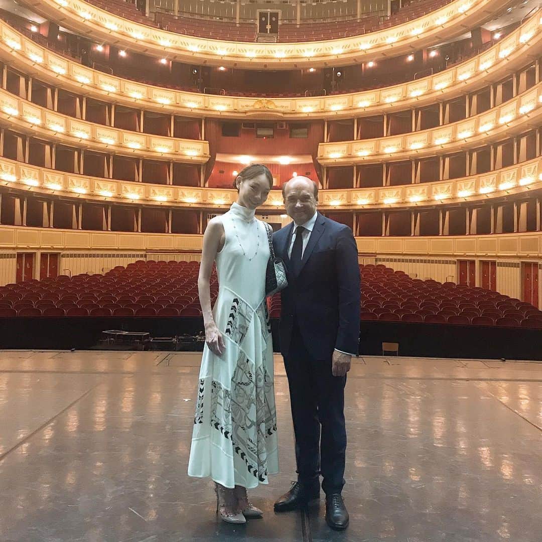 上野水香さんのインスタグラム写真 - (上野水香Instagram)「#ウィーン でのザカブキ、初日が無事明けました。 ステキなステージで踊れて嬉しいです(*´-`) こちら、レセプションでの写真です。 今日は#エルメス のドレス👗です😊  #openingnight of The kabuki in Vienna staatsoper has done✅  Happy to dance on such a beautiful theater. Reception after the show on stage.... With #dominiquemeyer the director of #wienerstaatsoper  #dress #hermes」7月3日 6時51分 - mizukaueno