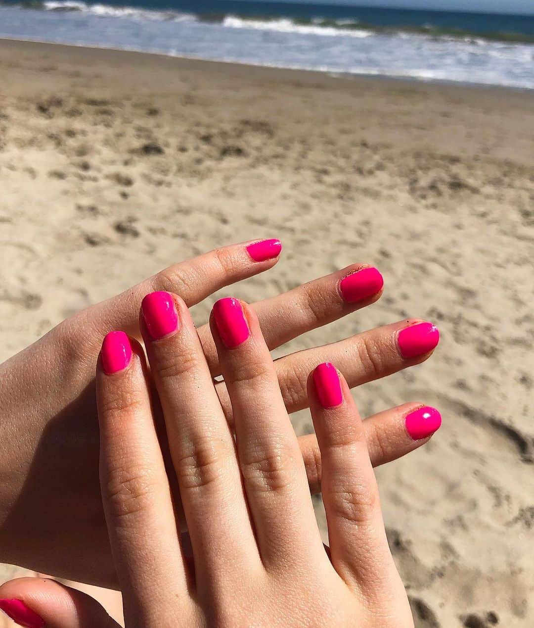 G・ハネリウスさんのインスタグラム写真 - (G・ハネリウスInstagram)「beach day wearing @gpolishofficial in Twenty 🌸💅🏻💓🌊 tag someone who loves pink !」7月3日 6時56分 - ghannelius
