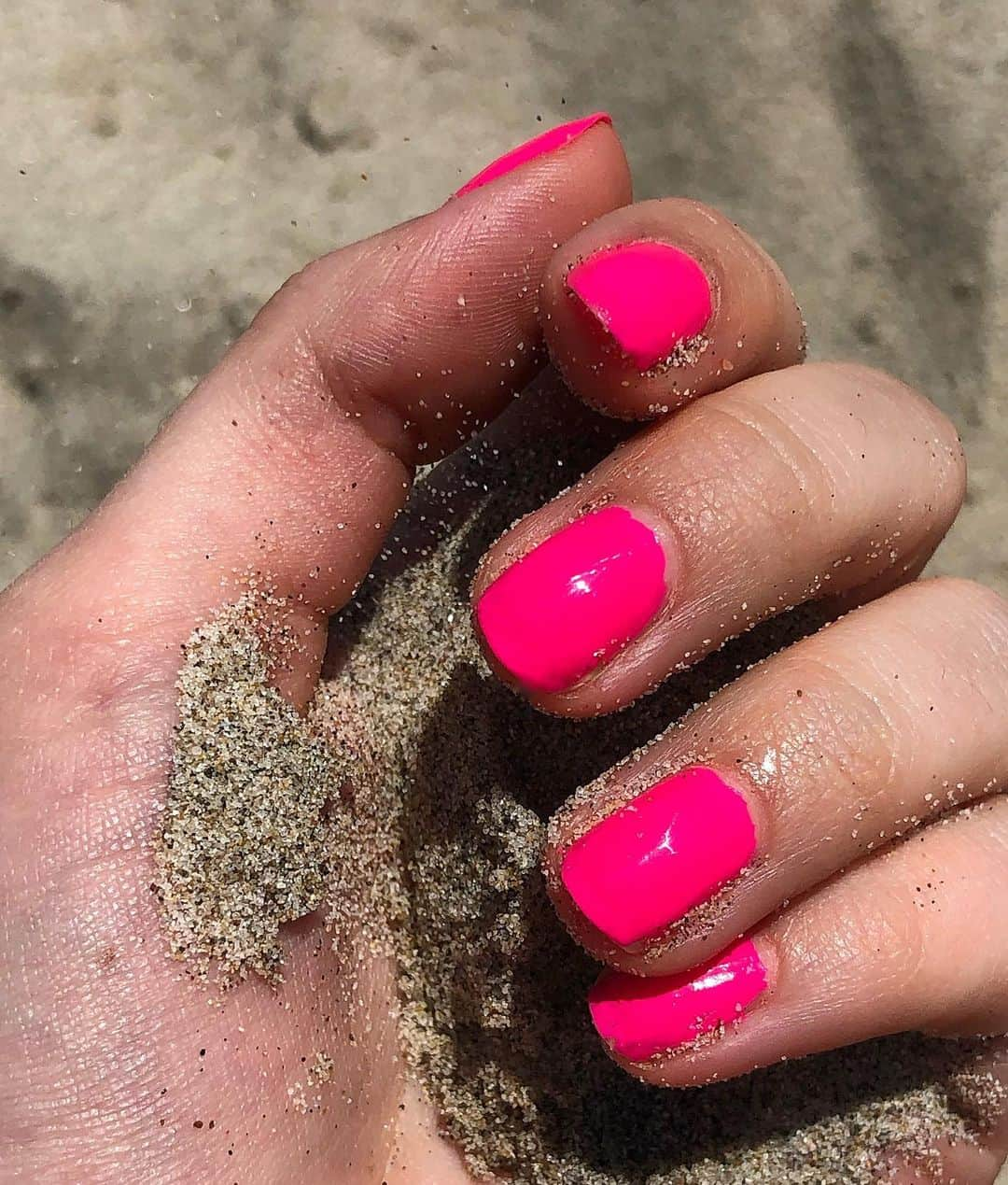 G・ハネリウスさんのインスタグラム写真 - (G・ハネリウスInstagram)「beach day wearing @gpolishofficial in Twenty 🌸💅🏻💓🌊 tag someone who loves pink !」7月3日 6時56分 - ghannelius