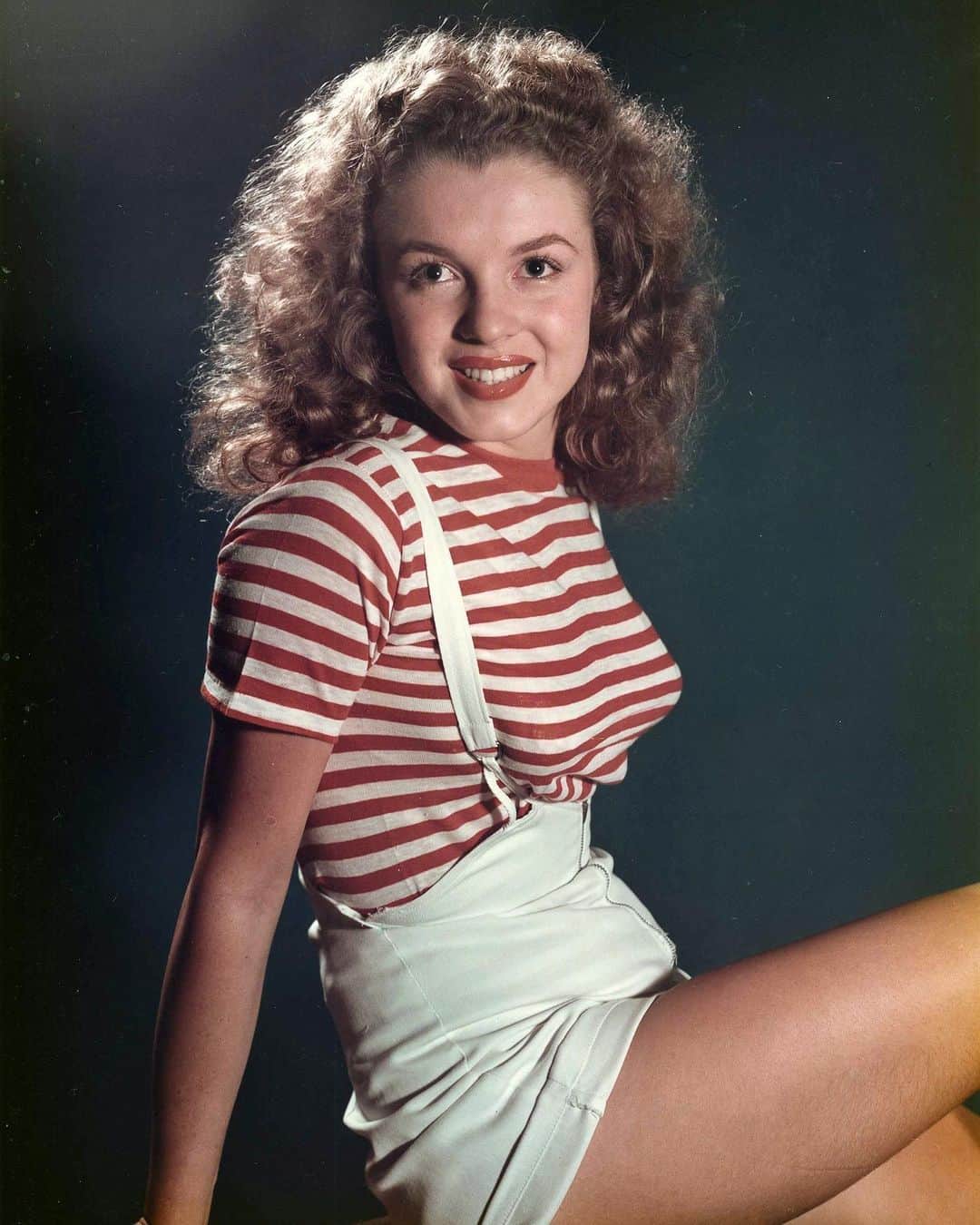 マリリン・モンローのインスタグラム：「Adorable young Marilyn in 1945. Back then known as “Norma Jeane”💋」