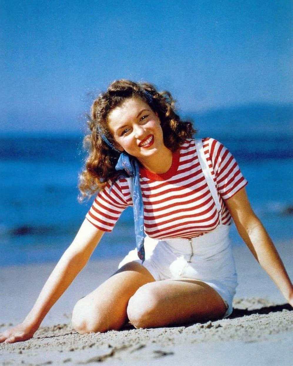 マリリン・モンローさんのインスタグラム写真 - (マリリン・モンローInstagram)「Adorable young Marilyn in 1945. Back then known as “Norma Jeane”💋」7月3日 6時56分 - welovemarilyn