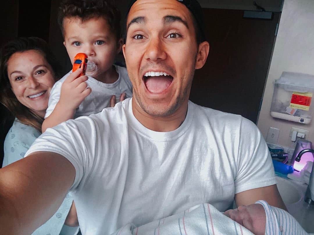 E! Onlineさんのインスタグラム写真 - (E! OnlineInstagram)「We Spy (Kids) a family of four! Link in bio for more on Alexa & Carlos PenaVega's new baby. ❤️ (📷: @vegaalexa)」7月3日 6時58分 - enews