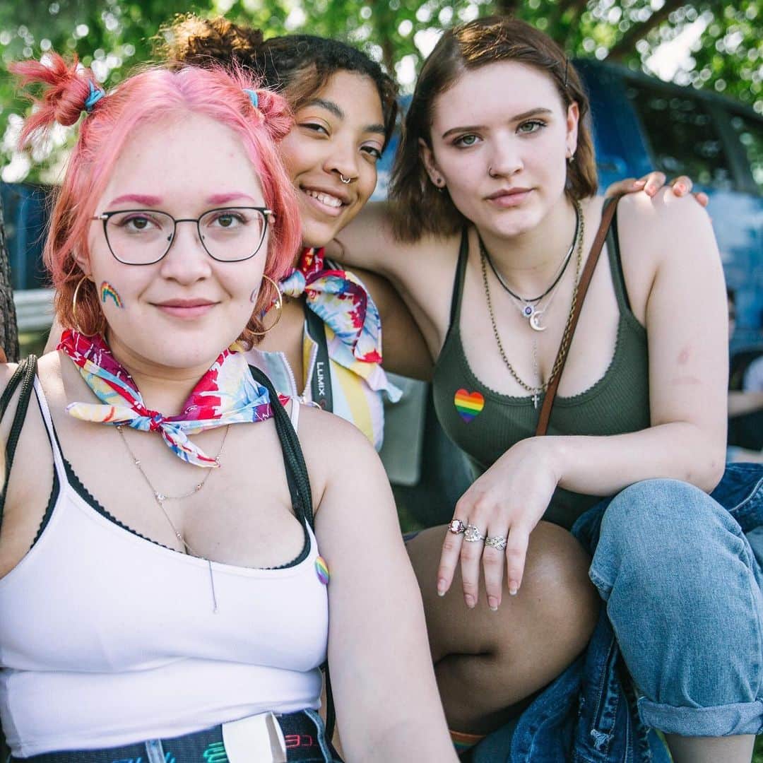 Teen Vogueさんのインスタグラム写真 - (Teen VogueInstagram)「While #Pride month itself may be officially over, these photos reminds us that pride never really has to end. At the link in bio, young people in 5 U.S. cities (Columbus, Ohio; Anchorage, Alaska; Milwaukee, Wisconsin; Portland, Oregon; and San Antonio, Texas) tell Teen Vogue what #LGBTQ pride means to them. 🏳️‍🌈 📸 (1-2): @kate_sweeney 📸 (3-4): @mikeyhuff 📸 (5-6): @elizabethdelapiedra 📸 (7-8): @jasonkentx 📸 (9-10): @laurenwithrow」7月3日 6時59分 - teenvogue
