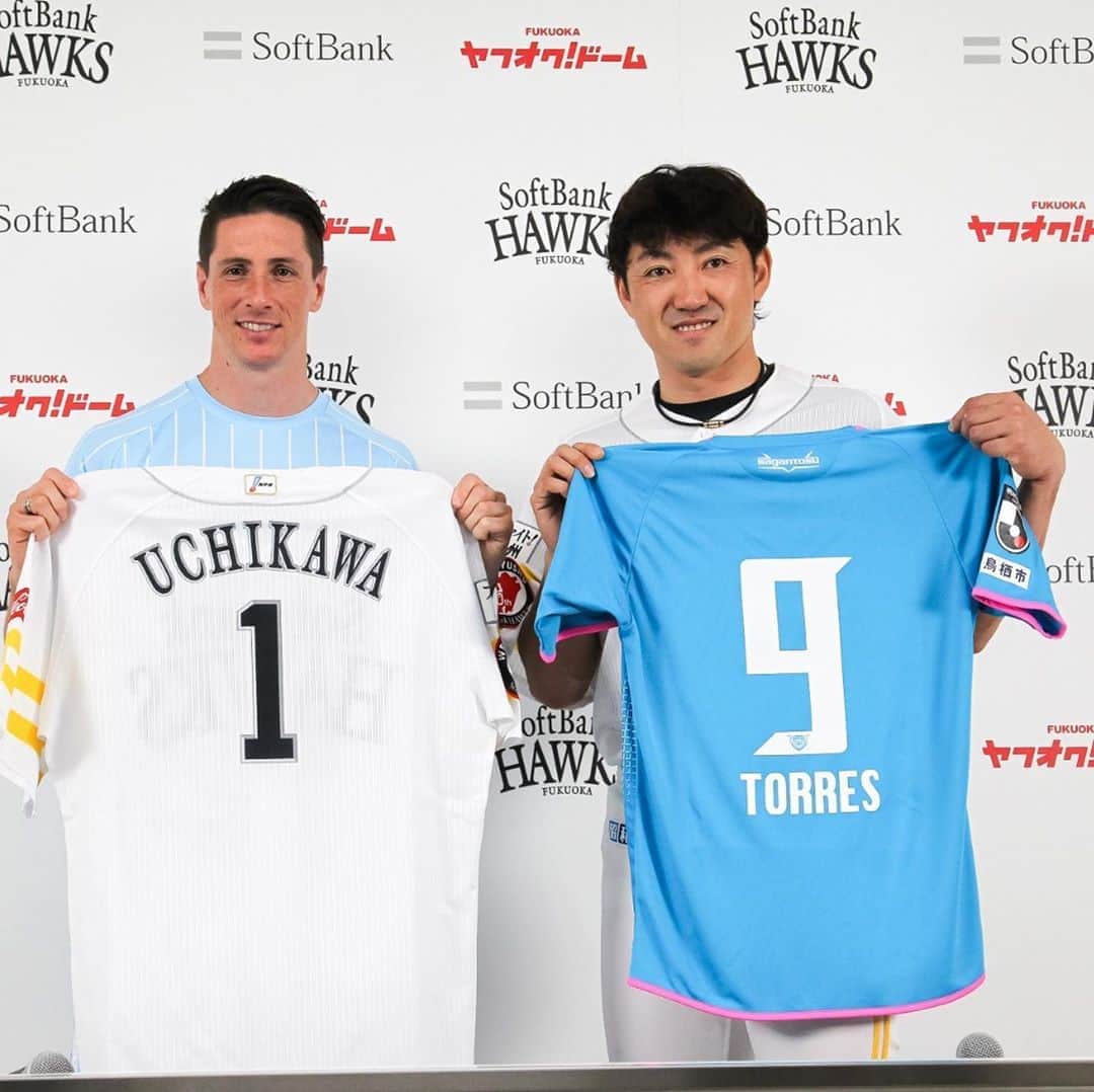 フェルナンド・トーレスのインスタグラム：「Happy to support #sportkidsproyect who encourage kids in Japan to be involved in sport from early age. Thanks to the legend of baseball #seiichiuchikawa and @softbankhawks_official for the fantastic experience.」