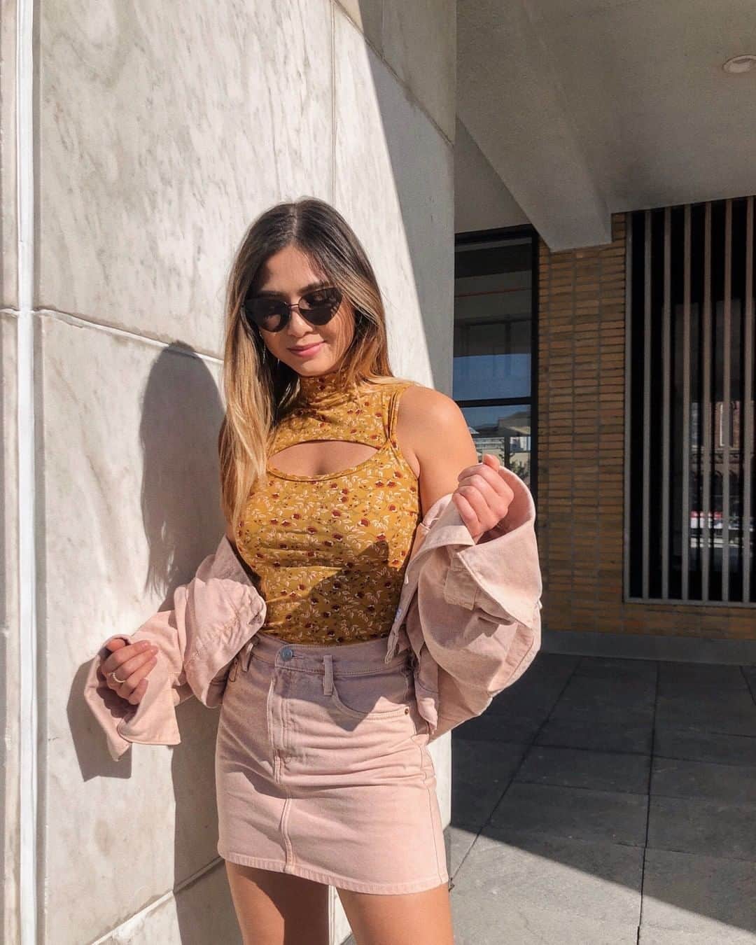 Charlotte Russeさんのインスタグラム写真 - (Charlotte RusseInstagram)「Fresh florals because you deserve flowers every single day 🌼 🔎 "Printed Mock Neck Cut Out Top" #charlotterusse #floral #ootd」7月3日 7時03分 - charlotterusse
