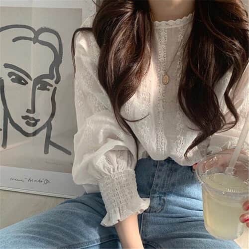 meiさんのインスタグラム写真 - (meiInstagram)「. パフスリーブが可愛い刺繍ブラウス👚 白なので何にでも合わせやすい^_^ . 👚/ @ladiesfashion.kandk . 👖/ @uniqlo . 👜/ @i_need_more_shoes_official . 👡/ @sesto_shoes . . . #locari#beaustagrammer #プチプラコーデ #ootd_kob #web_kob  #ポニーテール #ミディアムヘア#高身長女子 #mineby3mootd  #fashion  #ponte_fashion  #アラフォーコーデ  #mamagirl #きれいめコーデ #大人コーデ#ootd#春コーデ#ママコーデ#大人カジュアル#ユニクロきれいめ部#ワイドパンツ #夏コーデ#ベルテッドリネンコットンワイドパンツ」7月3日 7時03分 - mei.5.7.des