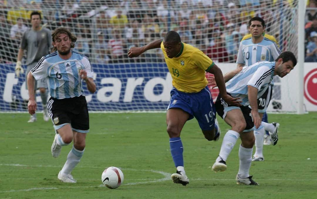 サッカー ブラジル代表チームさんのインスタグラム写真 - (サッカー ブラジル代表チームInstagram)「INSPIRAÇÃO! ⠀⠀⠀⠀⠀⠀⠀⠀⠀ Brasil x Argentina é um jogo especial e hoje não há motivo para ser diferente! Que esses grandes confrontos do passado possam inspirar nossos craques do presente ⠀⠀⠀⠀⠀⠀⠀⠀⠀ 🇧🇷 2x2 🇦🇷 – Copa América 2004 ⚽ Luisão e Adriano ⠀⠀⠀⠀⠀⠀⠀⠀⠀ 🇧🇷 3x0 🇦🇷 – Copa América 2007 ⚽ Júlio Baptista, Ayala (contra) e Daniel Alves ⠀⠀⠀⠀⠀⠀⠀⠀⠀ 🇧🇷 2x0 🇦🇷 – Copa América 1989 ⚽ Bebeto e Romário ⠀⠀⠀⠀⠀⠀⠀⠀⠀ 🇧🇷 3x1 🇦🇷 – Copa do Mundo 1982 ⚽ Zico, Serginho e Júnior  Fotos: Acervo CBF, Divulgação e Reprodução Placae ⠀⠀⠀⠀⠀⠀⠀⠀⠀ #JogaBola #SeleçãoBrasileira #CopaAmérica」7月3日 7時06分 - cbf_futebol