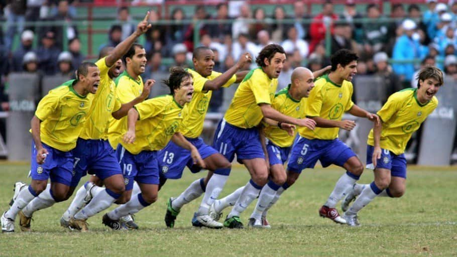 サッカー ブラジル代表チームさんのインスタグラム写真 - (サッカー ブラジル代表チームInstagram)「INSPIRAÇÃO! ⠀⠀⠀⠀⠀⠀⠀⠀⠀ Brasil x Argentina é um jogo especial e hoje não há motivo para ser diferente! Que esses grandes confrontos do passado possam inspirar nossos craques do presente ⠀⠀⠀⠀⠀⠀⠀⠀⠀ 🇧🇷 2x2 🇦🇷 – Copa América 2004 ⚽ Luisão e Adriano ⠀⠀⠀⠀⠀⠀⠀⠀⠀ 🇧🇷 3x0 🇦🇷 – Copa América 2007 ⚽ Júlio Baptista, Ayala (contra) e Daniel Alves ⠀⠀⠀⠀⠀⠀⠀⠀⠀ 🇧🇷 2x0 🇦🇷 – Copa América 1989 ⚽ Bebeto e Romário ⠀⠀⠀⠀⠀⠀⠀⠀⠀ 🇧🇷 3x1 🇦🇷 – Copa do Mundo 1982 ⚽ Zico, Serginho e Júnior  Fotos: Acervo CBF, Divulgação e Reprodução Placae ⠀⠀⠀⠀⠀⠀⠀⠀⠀ #JogaBola #SeleçãoBrasileira #CopaAmérica」7月3日 7時06分 - cbf_futebol