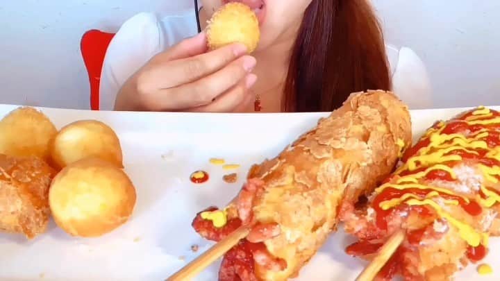 のインスタグラム：「新アカウント作りました✨ 新アカウントには咀嚼音を投稿せず、食べたもの、新作動画のお知らせなど投稿します✨ @sweetschannelanmitsu  こちらのフォローもよろしくお願いします🤗❤️ ✨✨✨✨✨✨✨✨✨✨ スイーツちゃんねるの最新動画✨ 手作りのチーズドッグとチーズボール！！😂 作り方もご紹介しています✨ 全編はYouTube✨ 「スイーツちゃんねる」 ぜひご覧ください☺️ ＊＊＊＊＊＊＊＊＊＊＊＊＊＊ Please subscribe 【YouTube】 Sweets Channel Anmitsu ＊＊＊＊＊＊＊＊＊＊＊＊＊＊ #mukbang #mukbangvideo #eatingshow #mukbangasmr #mukbangeatingshow #asmrvideo #asmrvideos #asmrfood #asmr #asmreating #asmrsounds #asmrmukbang #mukbangasmr #asmreatingsound #eatingvideo #eatingsound #eatingsounds #eating  #corndog #cheeseball # #Mozzarella #音フェチ動画 #音フェチ  #咀嚼音 #ザクザク #サクサク #SweetsChannel #SweetsChannelAnmitsu #スイーツちゃんねる #あんみつASMR」