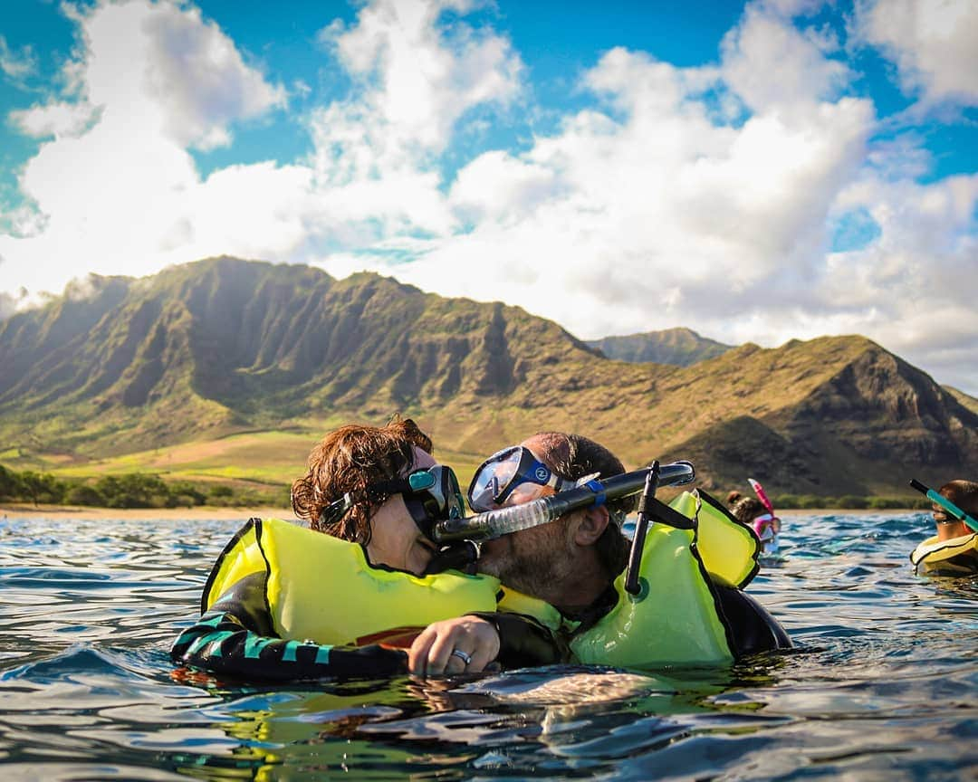 And Youさんのインスタグラム写真 - (And YouInstagram)「Snorkel kiss in a paradise of bliss. . . . . . . . . . . . . . #hawaiigetaway #hawaiivacation #luckywelivehawaii #dolphintours #underwaterphotography #hawaii #oahu #unrealhawaii #staysalty」7月3日 7時12分 - dolphinsandyou