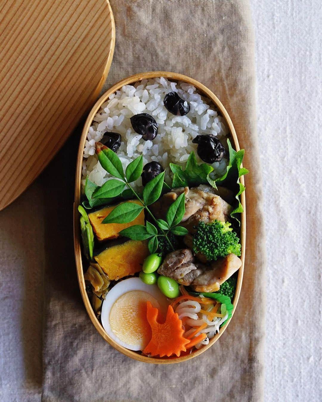 Ryoko Yunokiのインスタグラム：「+ + + Sautéed chicken bento/チキンソテー弁当 . *black beans rice *sautéed chicken, seasoned with soy sauce, sugar and yuzu-flavored paste *dashi-simmered acorn squash and snow peas *hard-boiled egg *daikon radish and carrot salad *edamame . ＊黒豆ごはん ＊チキンソテー（醤油、砂糖、柚子胡椒で味付け） ＊南瓜と絹さやの出汁煮 ＊ゆで卵 ＊紅白なます ＊枝豆 . . After cooking chicken, pour the sauce mixture(soy sauce, sugar, sake and spicy yuzu-flavored paste) to the pan and cook while stirring until the sauce thickens. + + + #bento #お弁当 #丸の内弁当 #f52grams #曲げわっぱ #大館曲げわっぱ」