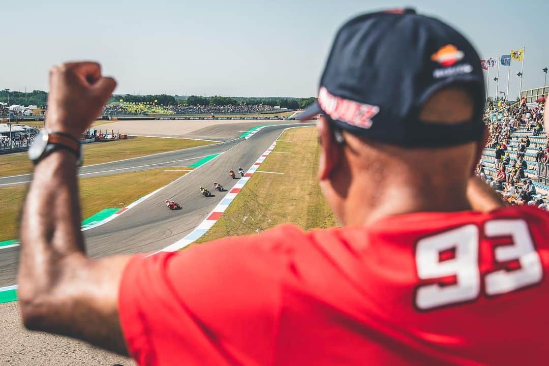 レプソル・ホンダのインスタグラム：「HRC Photographer @polarityphoto ⠀⠀⠀⠀⠀⠀⠀⠀⠀ • Draped in cameras and donning my MotoGP vest I headed towards the grandstand to get a shot from the fans’ perspective. The security guy on the gate checked my pass and said that I couldn’t enter. I got the impression that he didn’t understand me even though I was saying things like ‘you know, fans! Emotion!‘ and cheering along. This just made things worse though so realising I wasn’t going to get anywhere I moved along to the next entrance and walked in without saying anything. Result. Or so I thought; until about 2 minutes later I notice the same guy from before signalling me to leave, I had been busted! I sized him up and was sure I could out run him even with my cameras... the chase was on. I skipped down a few rows and sneakily dropped back out from the grandstands and into the crowd of fans below. Now even more determined to get my shot I walked along to the next section. Just as the GP bikes came thundering round I spotted this fan rocking the full MM93 get up including the official watch! As Marquez came past he didn’t hold back and my mission was complete! •⠀⠀⠀⠀⠀⠀⠀⠀ ISO 100 f/5.6 1/800 sec」