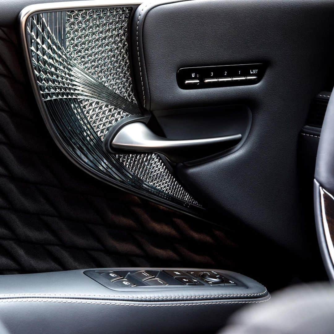 Lexus USAのインスタグラム：「A million little details makes one big difference. #LexusLS 500h」