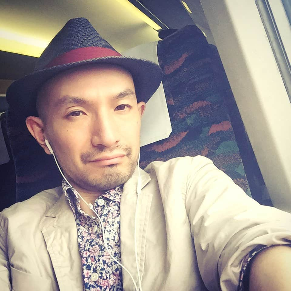 滝本竜彦さんのインスタグラム写真 - (滝本竜彦Instagram)「Now I’m on Shinkansen 🚅  I go to Utsunomiya to teach how to write novel in school. 今日は小説の書き方の授業で宇都宮に行きます。」7月3日 7時25分 - tatsuhikotkmt