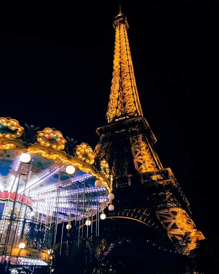 のインスタグラム：「🎪🎠🎪 夜のエッフェル塔🇫🇷🌹 ライトアップしてて綺麗だった！！ good night💭💭💭 ・ ・ #paris#🇫🇷#あん旅 #メリーゴーランド」