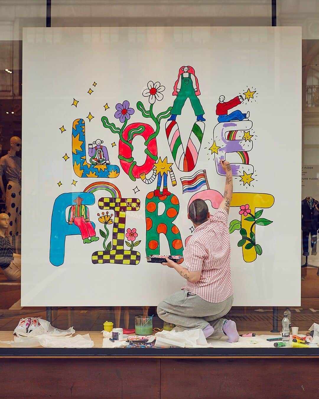 ジェイクルーさんのインスタグラム写真 - (ジェイクルーInstagram)「Pride, across the pond! 🏳️‍🌈 Our Regent Street storefront got some love from artist @hellomynameiswednesday, in honor of #LondonPride on Saturday. See how else we’re celebrating in our story. #lovefirst」7月3日 7時29分 - jcrew