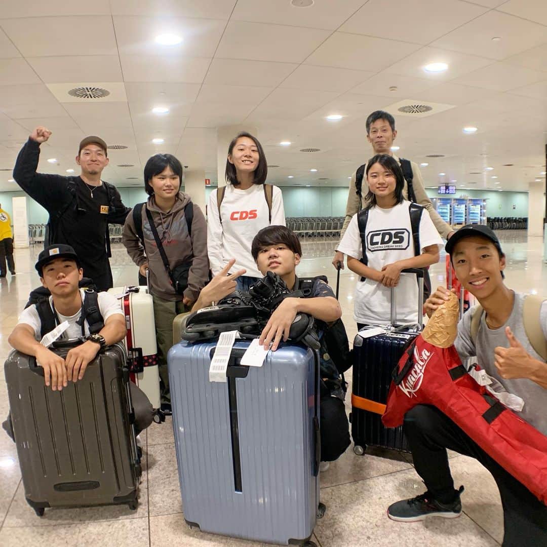 安床武士のインスタグラム：「We arrived Barcelona🇪🇸 無事到着！スクーターライダーの榊原君も一緒に。 この後 @yutogoto も合流して勢揃い！ 明日は移動疲れを癒す為に1日オフ。 明後日から公式練習が始まります。 自分はまずは選手のサポートから👍 日本チーム、応援宜しくお願いします！ #worldrollergames2019 #barcelona #teamjapan #ホテルのチェックインが大変でしたが奇跡的に解決 #宿があれば何とでもなる」
