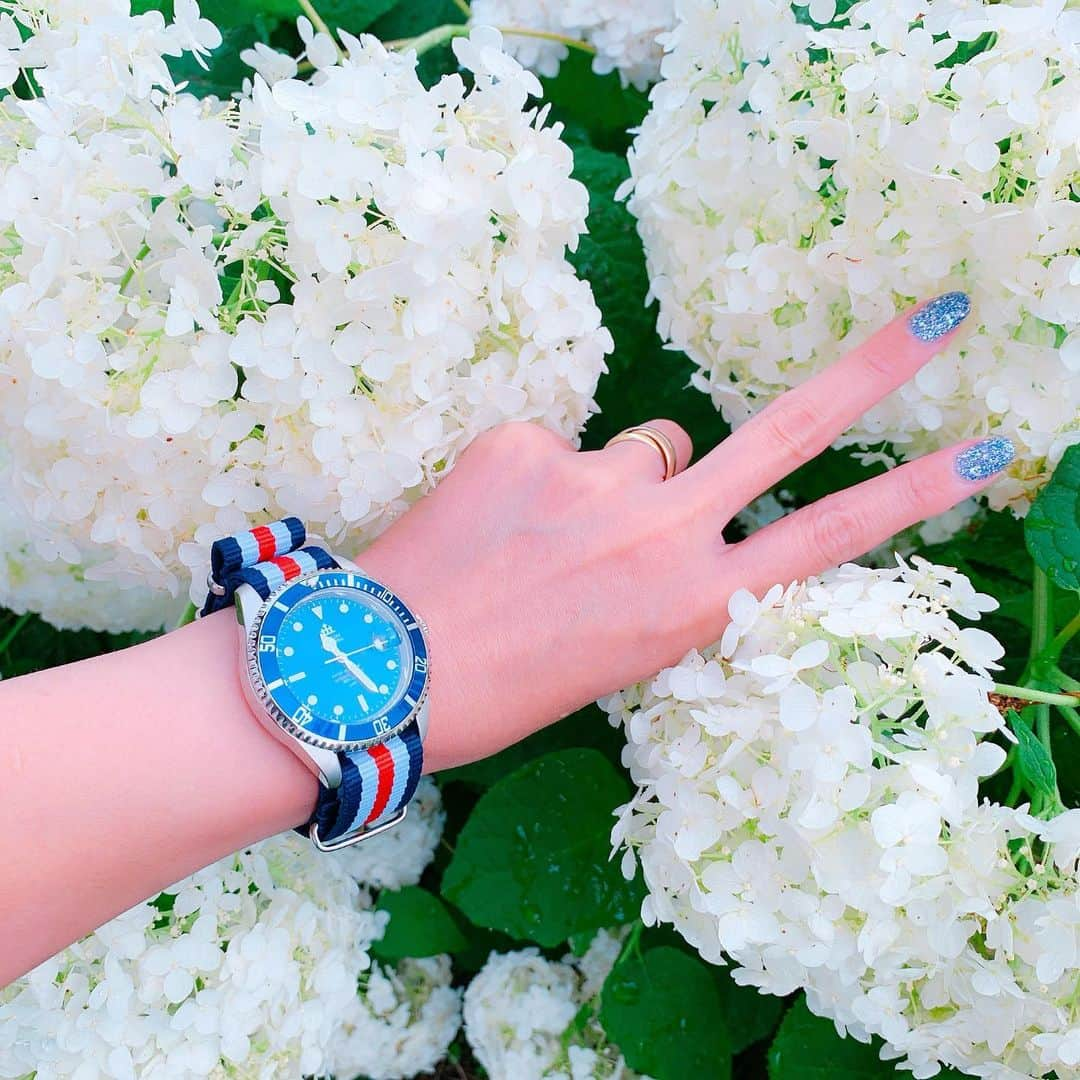 mii_stagramさんのインスタグラム写真 - (mii_stagramInstagram)「・ #instalove ⌚#instalove ⌚#instalove ⌚ ・ ⋆｡˚ᎶᎾᎾⅅ MᎾᎾRᏐℕᎶ⋆｡˚☀︎ ・ 紫陽花を引き立て役にしてしまう @elginjapan さんの⌚✨ꫛꫀꪝ✧‧˚ インパクト大のゴツめのフォルム✨ 文字盤は大好きなブルー🦋 ・ 男性は勿論!!女性の華奢な腕にも⌚✨ ・ 是非checkして見てね✅✅ ・ ・ お🉐な10%OFFクーポンコード 良かったらどうぞ🤲 『miyuki.0419.karemari』 ・ ・ ・ ・ #elgin #watch#fashion#coordinate#エルジン#腕時計#時計#手元倶楽部#手元くら部 #コーデ#ファッション#大人カジュアル#カジュアルコーデ #カジュアルファッション #アクセサリー#ジュエリー#きれいめコーデ #大人可愛い #大人女子#紫陽花#アジサイ#あじさい#はなまっぷ#花のある暮らし #季節を楽しむ #おしゃれさんと繋がりたい #時計好きな人と繋がりたい #インフルエンサー ・ #instalove 💚 #instalove 💚 #instalove 💚 見て下さった方♥·♡ τнanκ чou ♡·♥·」7月3日 7時44分 - miyuki.0419.karemari