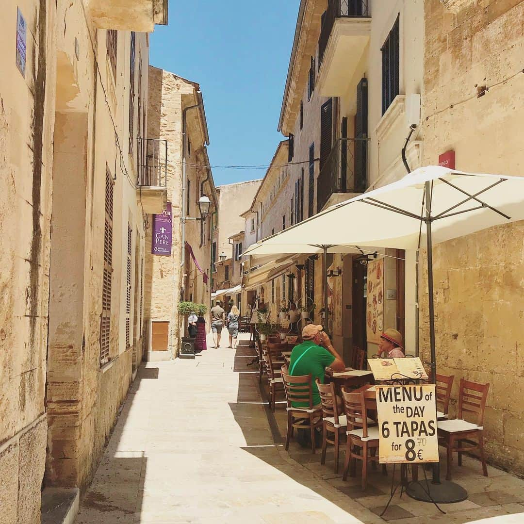 岩垂かれんさんのインスタグラム写真 - (岩垂かれんInstagram)「映画に出てきそうな街 Alcudia 🏰 バス旅が好きで… 今回もバスに乗っていて見つけた 美しい旧市街🌹 次はこの街に宿泊もいいなぁ  #alcudia #mallorca #spain #バス旅」7月3日 7時39分 - kareniwadare