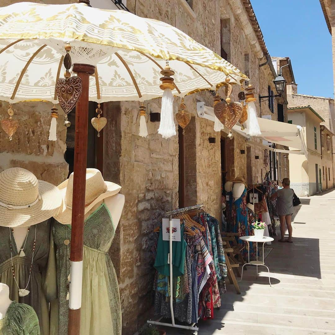 岩垂かれんさんのインスタグラム写真 - (岩垂かれんInstagram)「映画に出てきそうな街 Alcudia 🏰 バス旅が好きで… 今回もバスに乗っていて見つけた 美しい旧市街🌹 次はこの街に宿泊もいいなぁ  #alcudia #mallorca #spain #バス旅」7月3日 7時39分 - kareniwadare