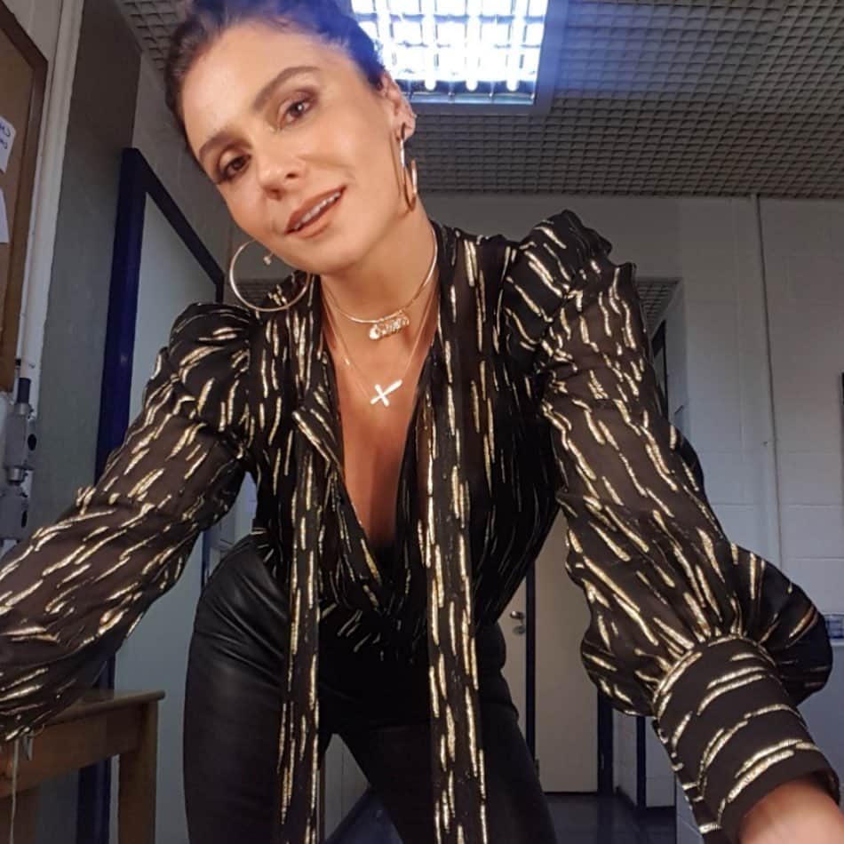 Giovanna Antonelliのインスタグラム：「Boa noite fazendo pose rsrsrs! 🖤」