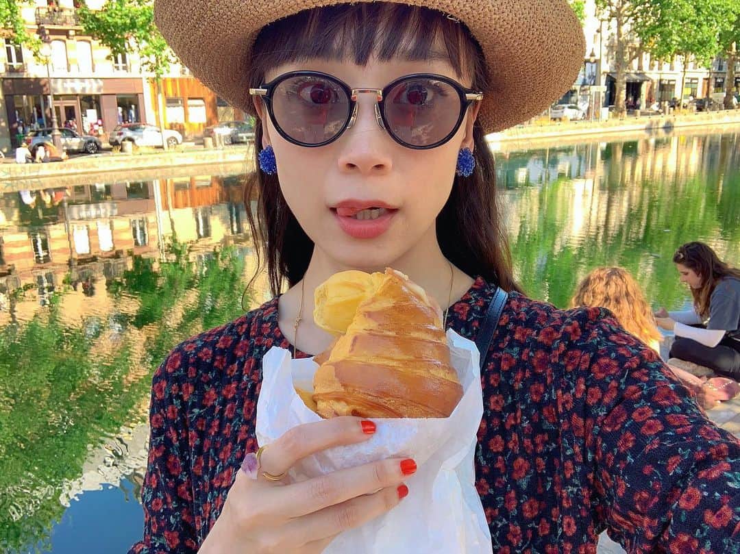のインスタグラム：「おはよう🌞🥐おやすみ😴🥐 #paris #croissant #🥐 #サンマルタン運河」