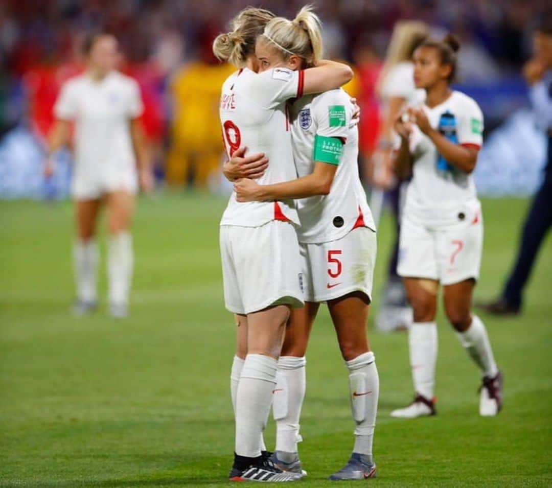 デビッド・ベッカムさんのインスタグラム写真 - (デビッド・ベッカムInstagram)「Tonight was a tough night for our Lionesses , but a message to our girls is that we are proud of you all... What you as a team have achieved is more than a game , a result , it’s all about pride and passion and this game more than any proved that we are a team that will continue to grow and go on to achieve even more in the future.. Yes we are hurting now but at some point you will all sit back and think we could not have given anymore.. You Made Us Proud 🏴󠁧󠁢󠁥󠁮󠁧󠁿 @lionesses @philipneville18」7月3日 7時49分 - davidbeckham