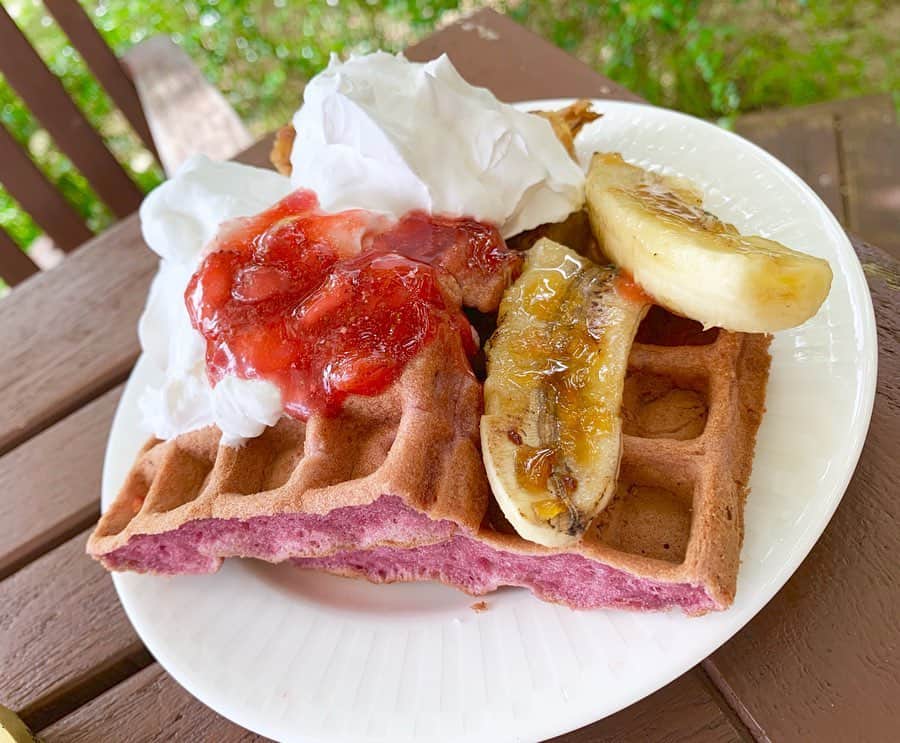 のインスタグラム：「自分で絞れる生オレンジジュース🍊で朝ご飯🥞🍓 ・ ・ ・ ・  #ブランチ #ワッフル #フレンチトースト #ホテル朝食 #デリスタグラム #デリスタグラマー #delicious #delistagrammer #instafood #foodstagram #foodpics #foodporn #グルメ #グルメ女子 #グルメ好き #ランチ #hugmug_cafebu #子連れランチ #テラス #テラスランチ #スイーツ女子 #スイーツ好き #sweets #ケーキ #cake #instadessert #dessert #お菓子 #デザート」