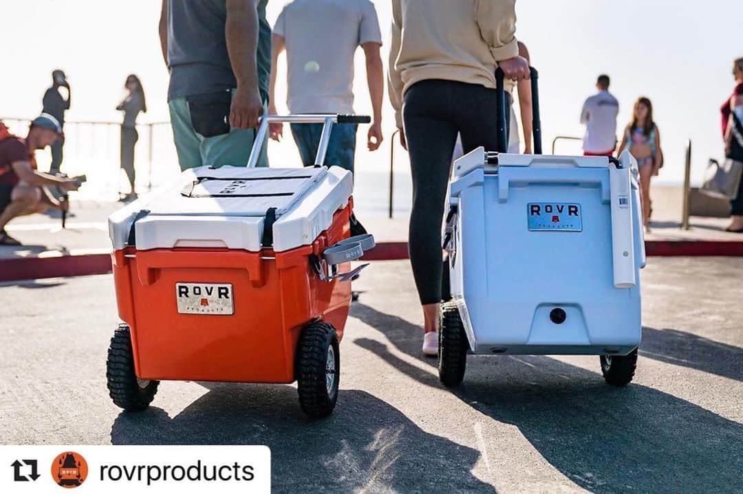 株式会社津田商会のインスタグラム：「お待たせしました！ROVRクーラーボックスがついに日本上陸しました！今週中には各取扱店様の店頭に並ぶ予定です。ぜひ店頭にてチェックしてくださいね！ 取扱店リストはプロフィール欄のURLからご確認いただけます。 #rovrcoolers #ローバークーラー #rovr #ローバー #キャンプ #キャンプ道具 #外遊び #キャンプギア #アウトドア #camp #クーラーボックス #camper #camping #ファミリーキャンプ #outdoor #キャンプ飯 #キャンピング #グランピング #boulder #colorado #🇺🇸」