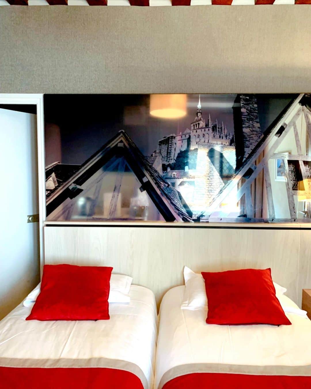 百合華さんのインスタグラム写真 - (百合華Instagram)「今回はモンサンミッシェルを島内のホテルに宿泊する事にしました🎶﻿ ﻿ モンサンミッシェル島内の有名なオムレツ屋さんが経営されている『Les terrasses Poulard』の島内ビューのお部屋🥰﻿ ﻿ 可愛い窓から見える景色がメルヘン過ぎてずっと窓開けてたww✨﻿ ﻿ #フランス ﻿ #france ﻿ #モンサンミッシェル ﻿ #montsaintmichel ﻿ #世界遺産 ﻿ #世界遺産の旅 ﻿ #worldheritage ﻿ #修道院 ﻿ #キリスト教 ﻿ #lestressespoulard﻿ #メルヘン」7月3日 8時00分 - yurika.lovelily