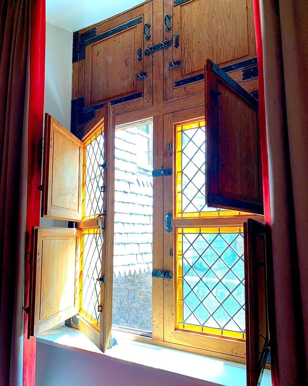 百合華さんのインスタグラム写真 - (百合華Instagram)「今回はモンサンミッシェルを島内のホテルに宿泊する事にしました🎶﻿ ﻿ モンサンミッシェル島内の有名なオムレツ屋さんが経営されている『Les terrasses Poulard』の島内ビューのお部屋🥰﻿ ﻿ 可愛い窓から見える景色がメルヘン過ぎてずっと窓開けてたww✨﻿ ﻿ #フランス ﻿ #france ﻿ #モンサンミッシェル ﻿ #montsaintmichel ﻿ #世界遺産 ﻿ #世界遺産の旅 ﻿ #worldheritage ﻿ #修道院 ﻿ #キリスト教 ﻿ #lestressespoulard﻿ #メルヘン」7月3日 8時00分 - yurika.lovelily
