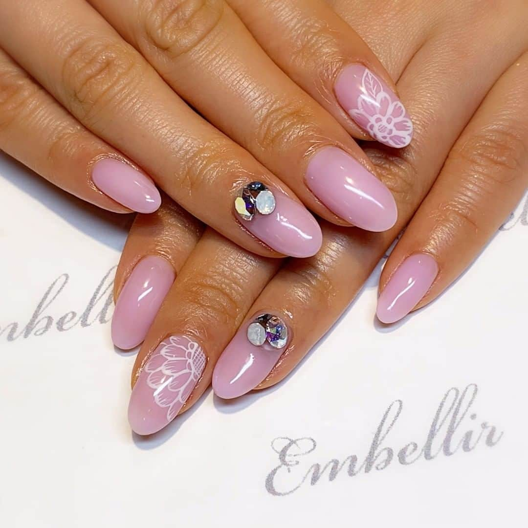 ネイルサロンEmbellir横浜店さんのインスタグラム写真 - (ネイルサロンEmbellir横浜店Instagram)「💅 . . ピンクのフラワーネイル！！ . . 青みのあるピンクの#ワンカラーネイル ♪ . #サマーフラワー を2本アートして、薬指には#立体ストーン をのせました(^^♪ . . ☆ご予約はお電話または、ホットペッパーにて☆ . . アカウントをクリックするとホットペッパーのURLがございます！！是非アクセスしてください！！ . . #オフィスネイル #ネイルサロン #ネイルデザイン  #ネイルアート #女子力ネイル #シンプルネイル  #横浜ネイルサロン #embellir #アンベリール  #ショートネイル #大人ネイル #トレンドネイル  #おしゃれネイル #大人女子ネイル #人気ネイル  #パラジェル #hpb_nail #ジェルネイル #summernails  #夏ネイル #💅 #ネイル好きな人と繋がりたい #横浜 #横浜ネイルサロン #ピンクネイル #フラワーネイル」7月3日 8時02分 - embellir111