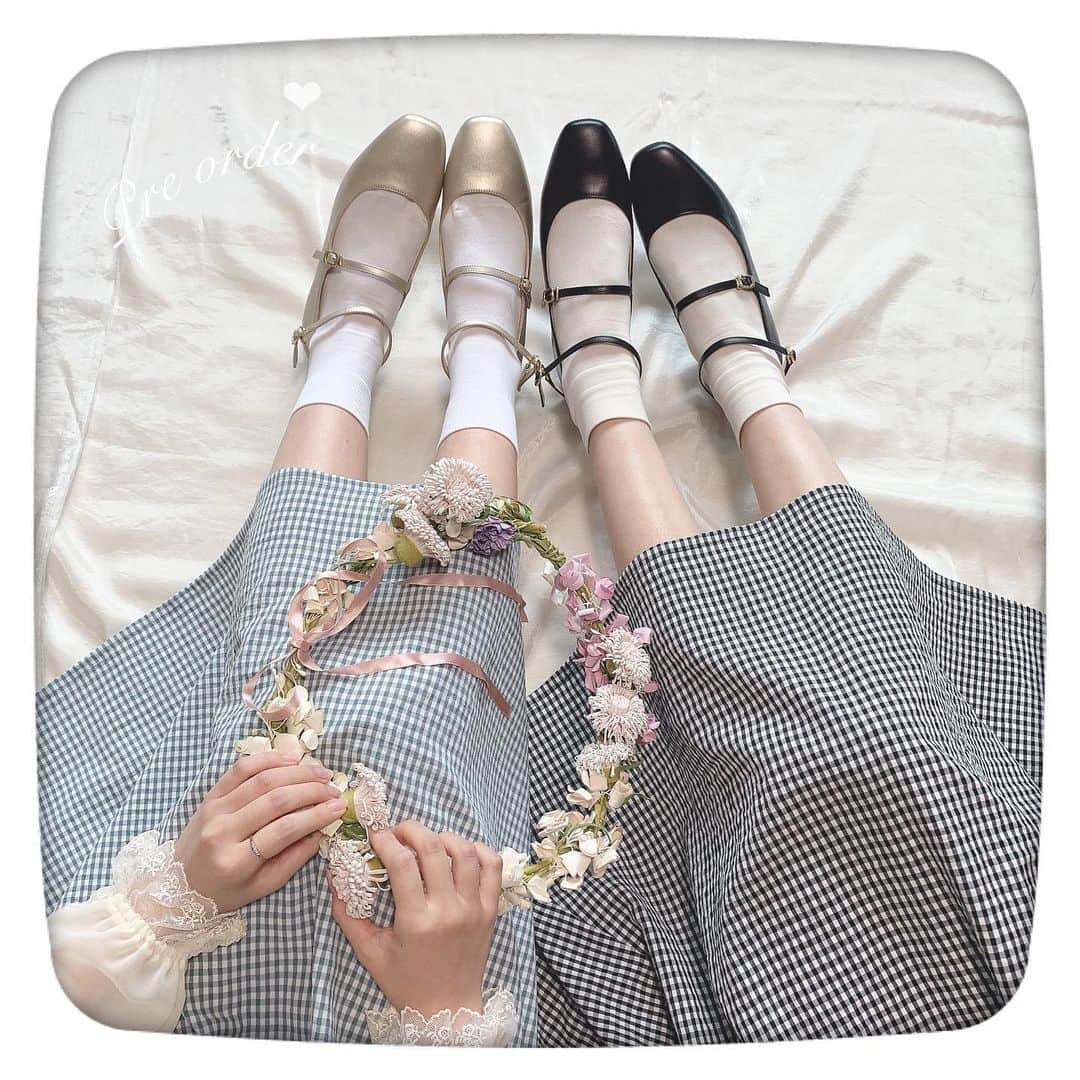 F i.n.t_officialさんのインスタグラム写真 - (F i.n.t_officialInstagram)「.﻿﻿ ﻿﻿﻿﻿﻿﻿﻿﻿ ﻿﻿﻿﻿﻿﻿﻿﻿ ＼🎀 Pre Order 🎀／﻿﻿﻿﻿﻿﻿ 2019Autumn & Winter Collection ﻿ ※7/12(fri)11:59 〆切﻿﻿ ﻿﻿ ﻿﻿ ﻿ ﻿﻿ ❁︎ 【ご予約】ダブルストラップパンプス/F i.n.t black / gold / red﻿ ¥6,264 (tax in)﻿﻿﻿﻿ ﻿﻿ ﻿﻿ ﻿ ﻿ ﻿﻿ ﻿﻿ ¨¨¨¨¨¨¨¨¨¨¨¨¨¨¨¨¨¨¨¨¨¨¨¨¨¨¨¨¨﻿﻿﻿ 🌻YouTube新作動画更新しました🌻﻿ ﻿﻿﻿ ❁︎『夏のおすすめ‶双子コーデ2選"』﻿﻿﻿ ﻿﻿﻿ TOPのURLから是非ご覧ください❤︎﻿﻿﻿ ➡︎(@fint_angelus_staff )﻿﻿﻿ ﻿﻿﻿ ¨¨¨¨¨¨¨¨¨¨¨¨¨¨¨¨¨¨¨¨¨¨¨¨¨¨¨¨¨﻿﻿﻿ ﻿﻿﻿ ﻿﻿﻿﻿﻿﻿﻿ ﻿ ﻿﻿﻿﻿﻿﻿﻿﻿﻿ #fint #ananotherangelus #フィント #アンジェラス  #fashion #retro #cordinate #code #tgm #natural  #レトロ #プレオーダー #ジューズ #shoes #vintage #夏コーデ ﻿ ﻿﻿﻿」7月3日 8時11分 - fi.n.t_official