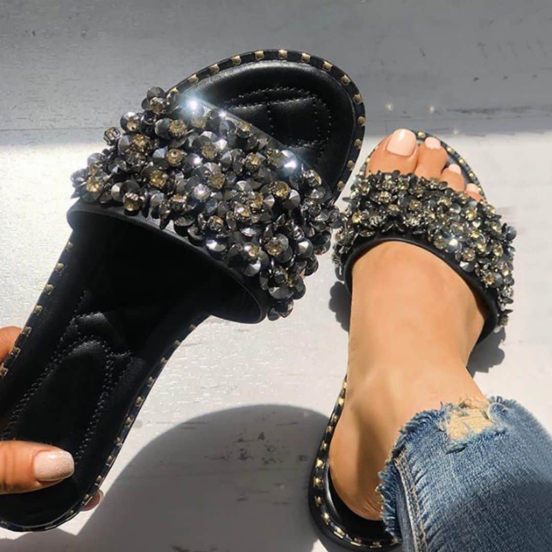 WantMyLookのインスタグラム：「All new arrivals coming in 🔥 Search for the “Rhinestone Slides” and more 💎」
