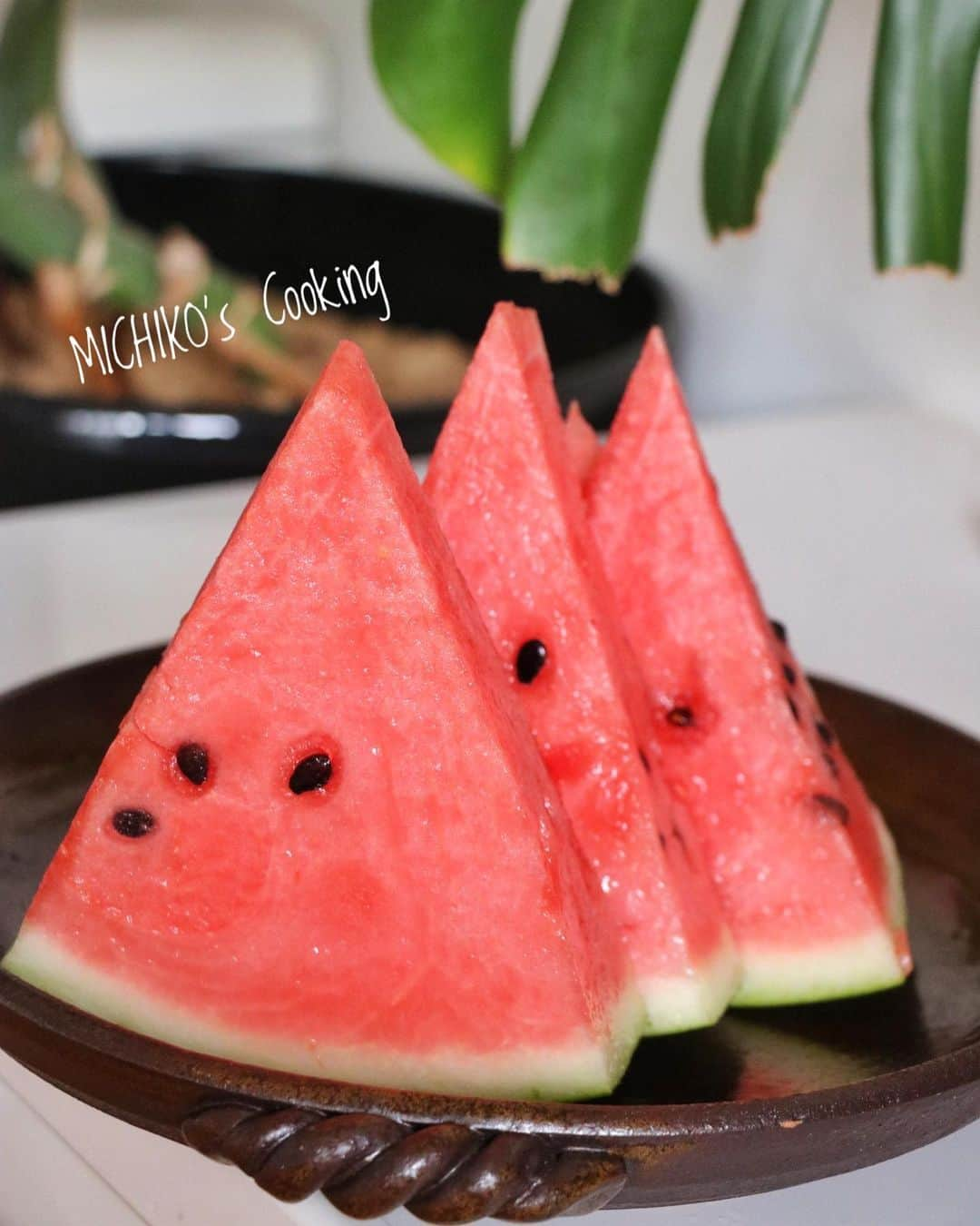 michikoscookingさんのインスタグラム写真 - (michikoscookingInstagram)「#watermelon . お友達が、立派なスイカをおすそ分けしてくれました。 あまりに立派で冷蔵庫に入らないから、と。 嬉しすぎるおすそ分け♡ 今年初のスイカ🍉 ジューシーで甘くって、夏の到来を感じます。  スイカと言えば、またまたやっぱり #きのう何食べた  シーズン途中から見始めたので、 登場人物との関係性がわからないところがあって、第1話から見たくて見たくて。  結局我慢出来ず、paraviでレンタルしちゃいました。 2週間見られるので、見たい人見にきていいよ📺  で、スイカ。  佳代子さんとの出会いにスイカが関係するのですが、 その回がもうとにかく面白くって。 ドラマ見ながら1人大笑い。  そのシーンを思い出しながら スイカをいただく朝♪ . #スイカ #ドラマ好き  #foodstagram #foodporn #foodpic #delistagrammer #フーディーテーブル #料理教室 #料理教室東京 #お料理教室 #おうちごはん #日本の夏 #フルーツ」7月3日 8時23分 - michikoscooking