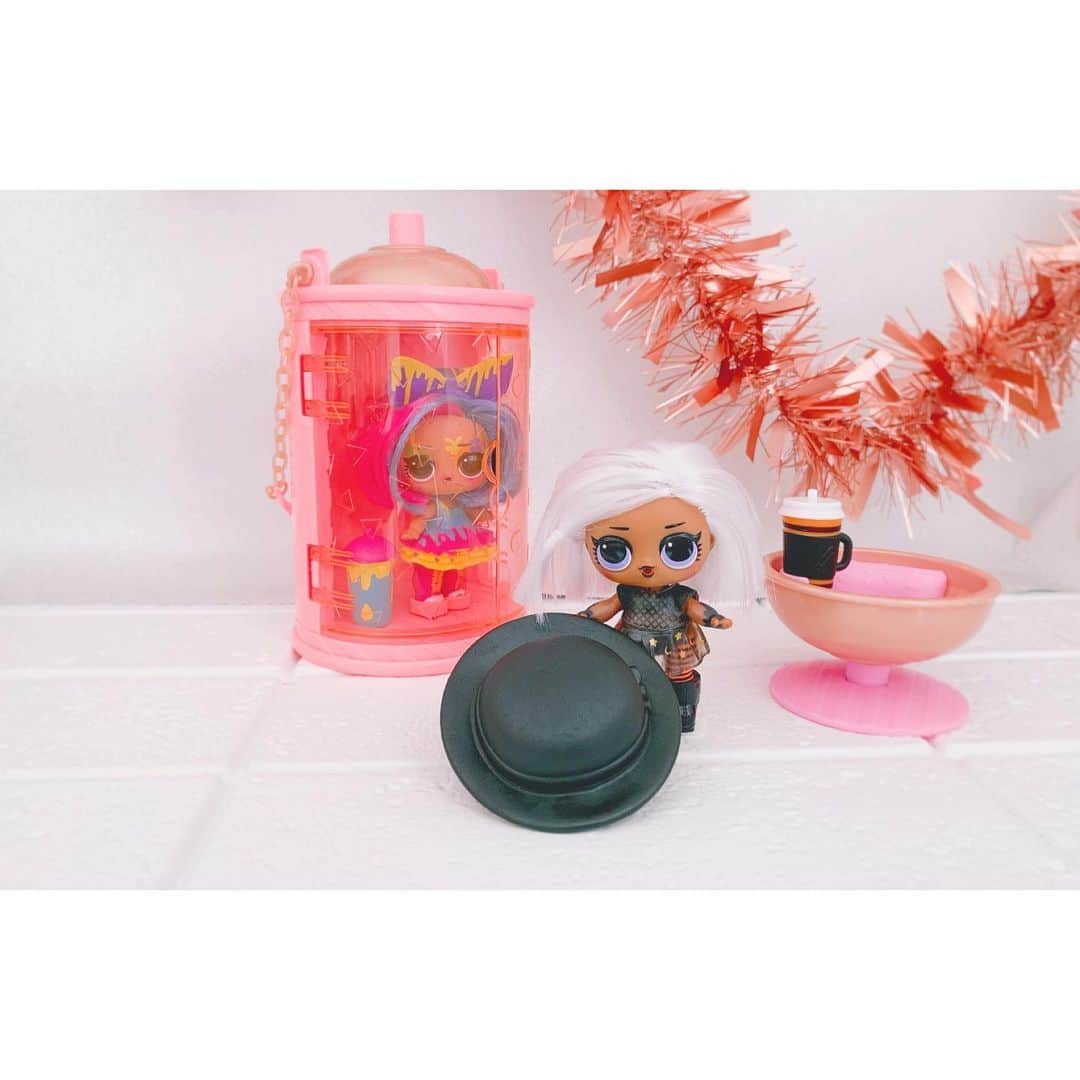 kinaxのインスタグラム：「. good morning(๑′ᴗ‵๑)☀in Japan, and good afternoon, good evening, good night for world friends! . 今日は暑くなりそうな関東☀️ 九州の雨がものすごいけど、大丈夫かな。 どうか気をつけてくださいね。 . . もうすぐお誕生日のちびっこ姉さんが 前から欲しがっていたLOLサプライズに メイクオーバーシリーズっていう新しく出た リアルヘアードールをお迎えしたよʕ •́؈•̀ ₎✨ . 前から気になっていたのだけど、選べないし…と迷っていたら 何が出るかワクワクするのが楽しいんだよぅ！って言われて それもそうだね、欲しがっていたしね、って言ったら 2人で喜びの舞を。笑 . かわゆいねぇʕ •́؈•̀ ₎♡ . . そんなわけでお誕生日より少し早いけど 次々出てくるパーツをみんなでわーきゃー言いながら 開けてみたよʕ •́؈•̀ ₎♡ . . お人形はもちろんなんだけど ケースがスプレー缶のデザインだったり チェーンがヘアピンの形をしていたり 細部まで本当に凝っていてとってもかわいいー♡ . . マジカルミラーっていうのも入っていて キラキラ写真が撮れるっていう 楽しい仕掛けも🔎 . 大人もコレクションしたくなるのが分かるかわいさでした♡ . . 7月中、公式サイトをフォローしていいね！すると このシリーズが毎日当たる キャンペーンもやっているみたいなので ぜひぜひチェックしてみてくださーい♡ @lolsurprise_japan_official . . みんなも楽しい1日を♡ . #親バカ部 #kinaxちびっこs #エルオーエルサプライズ #lolサプライズ #ヘアゴール #着せ替え #ドール #コレクション #人形 #ファンシートイ #fancytoy #PR #かわいい #持ってでかけたいこどもたち 2019/07/03」