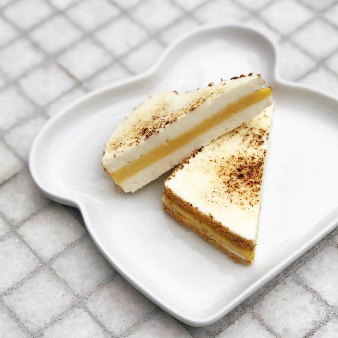 DOMINIQUE ANSEL BAKERYさんのインスタグラム写真 - (DOMINIQUE ANSEL BAKERYInstagram)「One of my favorite new desserts at @189bydominiqueansel: our Grilled Cheese Cheesecake, made with creamy ricotta cheesecake that’s brûléed to order, with Meyer lemon curd at the center, and a “crust” of graham cracker crumbles.」7月3日 8時36分 - dominiqueansel