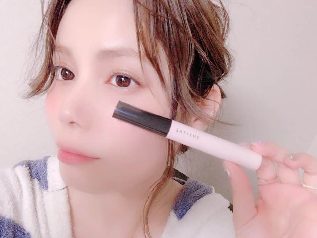 増田愛里菜のインスタグラム：「🌞おはよう🌞 . . 最近使ってる#まつげ美容液 ✨ 【#SATISHE  サティシェ】 . #美容液 だけじゃなく#下地 にもなるから使いやすいよ😌💕 . . 毎朝しっかり塗って#マツ育 していくよ〜🥺 . またレポートするね❣️ . . お取り扱い店舗はこちら〜💁‍♀️ 👉 @salon_mercipico 🌟 . . #SATISHE #まつ毛美容液 #美容液 #マツ育 #マスカラ #下地 #マスカラ下地 #サティシェ #ラッシュコンディションマスカラベース #mercipico #メルシーピコ #スキンケア #エステ #美容 #美白 #美肌 #潤い #艶 #ツヤ肌」