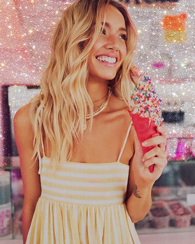 ブルーライフのインスタグラム：「@racquellelawrence in the sabino dress by @rue_stiic🍦」