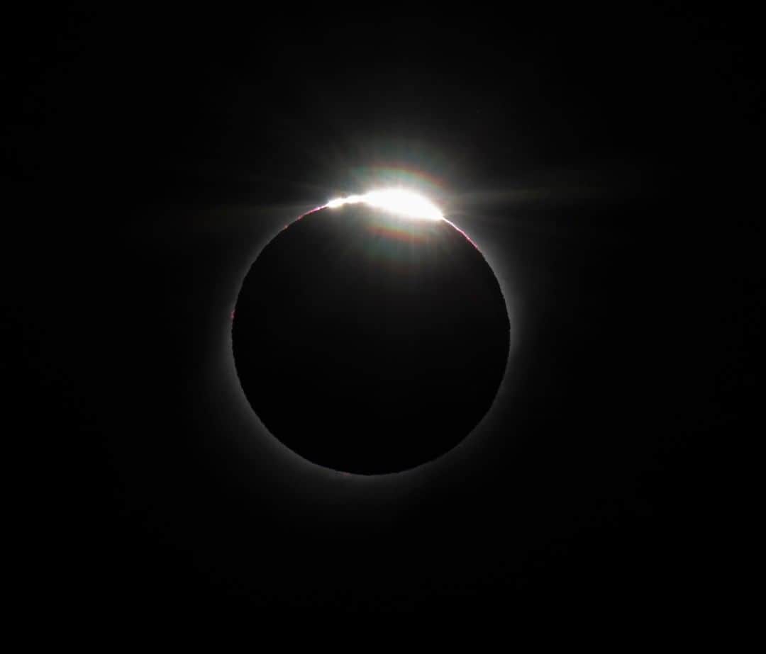 Discoveryさんのインスタグラム写真 - (DiscoveryInstagram)「The Diamond Ring effect.💎 Did you get to watch the #eclipse as it happened? 📸 by Stan Honda . . . . #photography #photooftheday #explore #naturephotography #nature #potd #travelIG #wow #eclipse #Chile #news #space #ElMolle #totalsolareclipse #solareclipse #SouthAmerica」7月3日 8時49分 - discovery