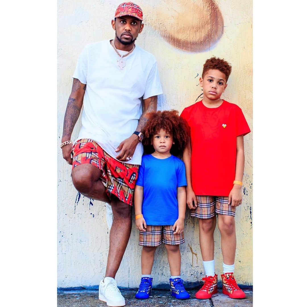 ファボラスのインスタグラム：「Come on guys, smile for the picture.. don’t be sore losers cuz i beat y’all in all the games. Better luck 20 years from now.. 🙄🤷🏾‍♂️😂 @mrjonasjackson @iamprincejoso [shot by @evanpierce]  #iKnowImNotTheOnlyParentThatBeatsTheKidsAtTheGames  #CompetitiveParentsBreedWinners  #NobodyElseGonLetThemWinWhyShouldDad #OnTheLowITellMySonWeTrynaBeatTheOtherKidAndHisDadPlayingNextToUsToo #TheyHateMeNowButTheyllGetItLater #iDontFallForTheCryingTrick」