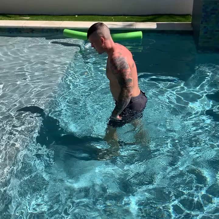 ザッキー・ヴェンジェンスのインスタグラム：「Look out moms, I’m coming for you 😎 #pool #poolworkouts #poolboxjumps #tattoos #noshirt #california #palmdesert #dadjokes #workout #fitness #becreative 🎥 @jackbarakat」