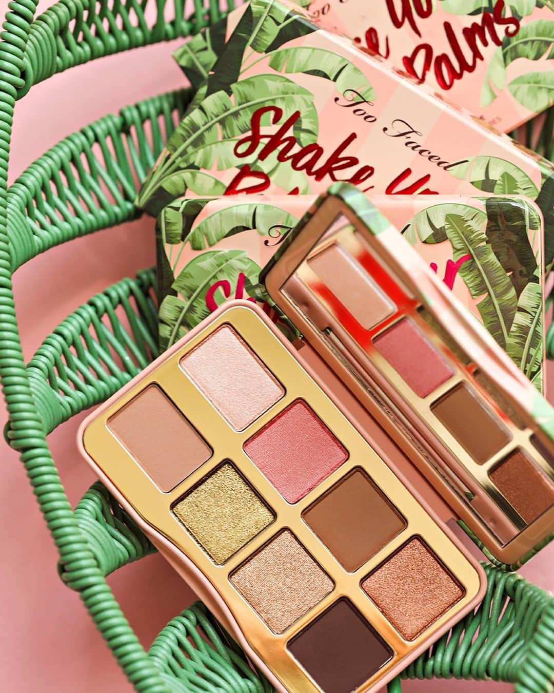 Too Facedさんのインスタグラム写真 - (Too FacedInstagram)「Tropic like it's hot all Summer 🔥 Our travel-friendly Shake Your Palm Palms Eye Shadow Palette is a MUST-HAVE for your vacay - filled with rich neutrals in matte, shimmer, and pearl finishes! #tfpeachesandcream #toofaced」7月3日 9時00分 - toofaced