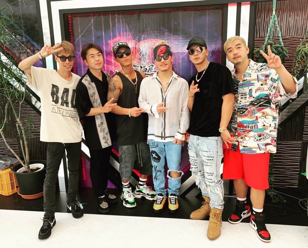 DOBERMAN INFINITYのインスタグラム：「居酒屋えぐざいるで @mabu_mb に遭遇‼️ そして @kubo_c_ldh @p_cho_ldh は臨時店長に就任🤣 #DOBERMANINFINITY #居酒屋えぐざいる #MABU #ドーベル担担」