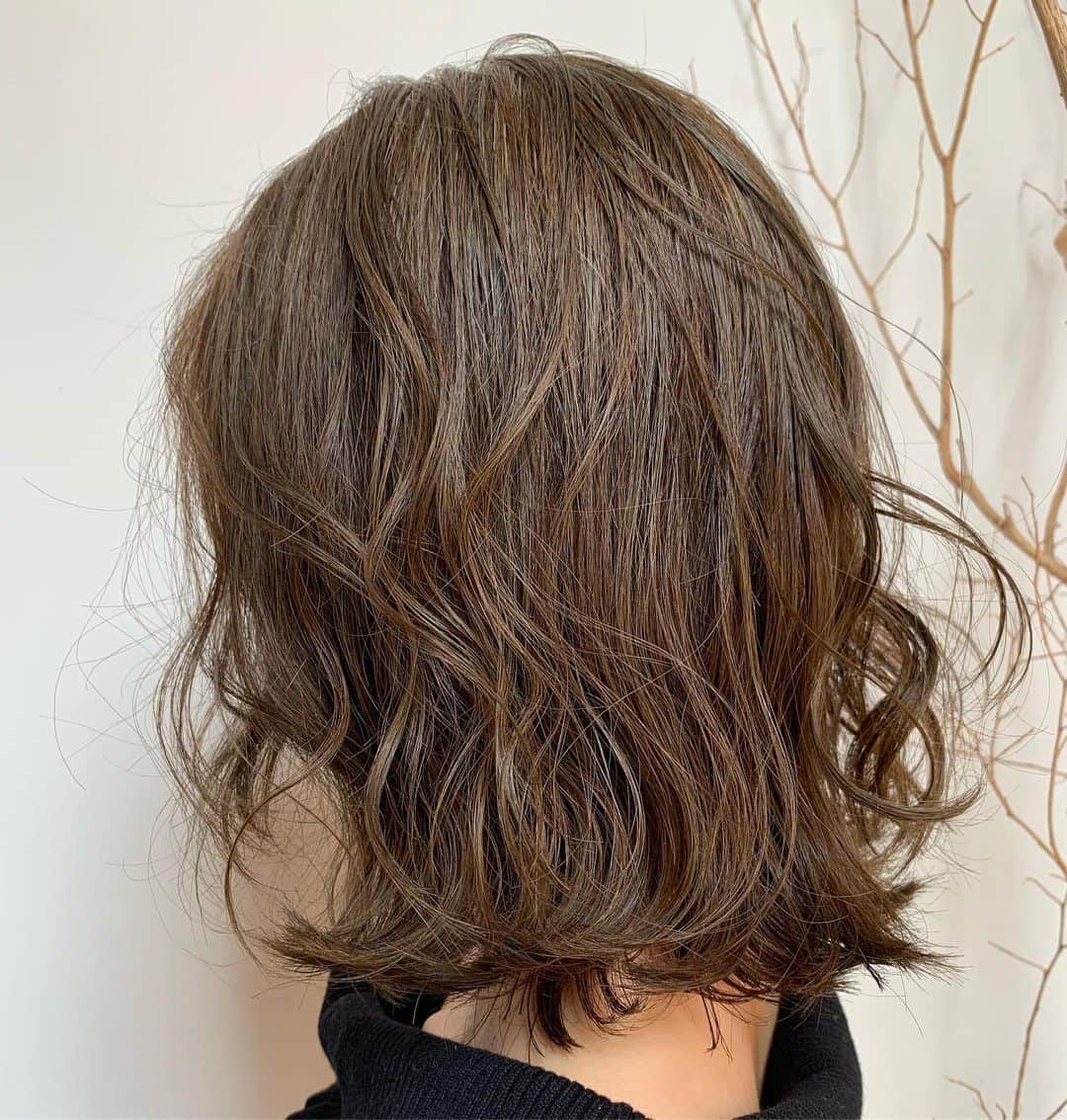 【北堀江・美容室 peaks hair】のインスタグラム：「ㅤㅤㅤㅤㅤㅤㅤㅤㅤㅤㅤㅤㅤ ㅤㅤㅤㅤㅤㅤㅤㅤㅤㅤㅤㅤㅤ マットグレージュ🌴 ㅤㅤㅤㅤㅤㅤㅤㅤㅤㅤㅤㅤㅤ このお客様はハイライトを全部入れており、  さらに透明感と陰影がとてもでます！  是非夏にしてみませんか？🌻 ㅤㅤㅤㅤㅤㅤㅤㅤㅤㅤㅤㅤㅤ stylist オクノ ㅤㅤㅤㅤㅤㅤㅤㅤㅤㅤㅤㅤㅤ #peakshair #ピークスヘアー#堀江#北堀江#美容室##Instahair#hairstyle#Instafashion#イルミナカラー#小顔#美意識#おしゃれな人と繋がりたい#おしゃれ#お洒落#ヘアアレンジ#ヘアスタイル」