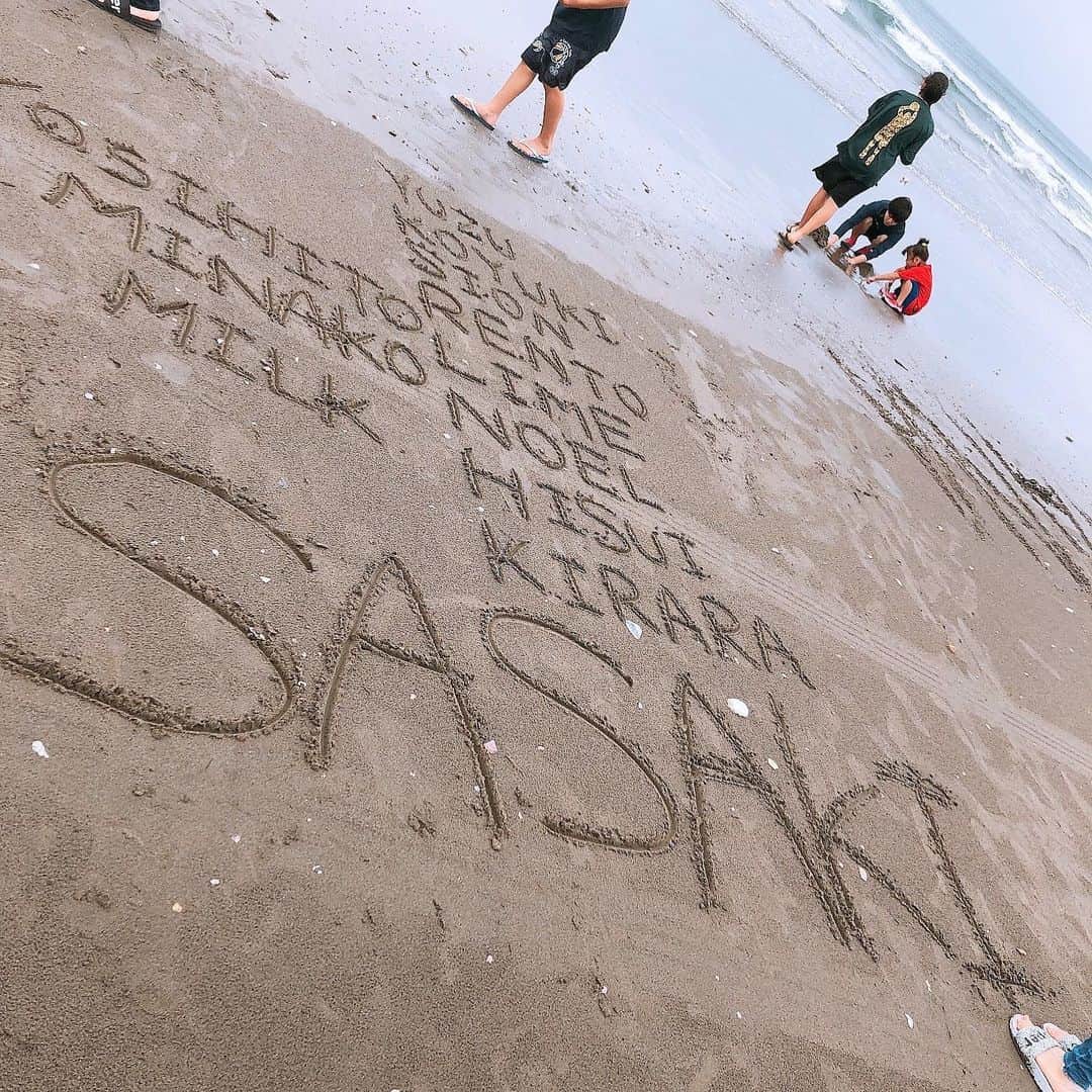 美奈子さんのインスタグラム写真 - (美奈子Instagram)「先日のお出かけ。  子供達が楽しそうにしてるところが 見れて 幸せな日でした😁✨ 砂浜に書いてくれた💕  砂浜アート？？🤗 こーみると 多いな笑笑  #砂浜アート？ #ファミリー #多いね #楽しかった #美奈子」7月3日 9時05分 - minako_official
