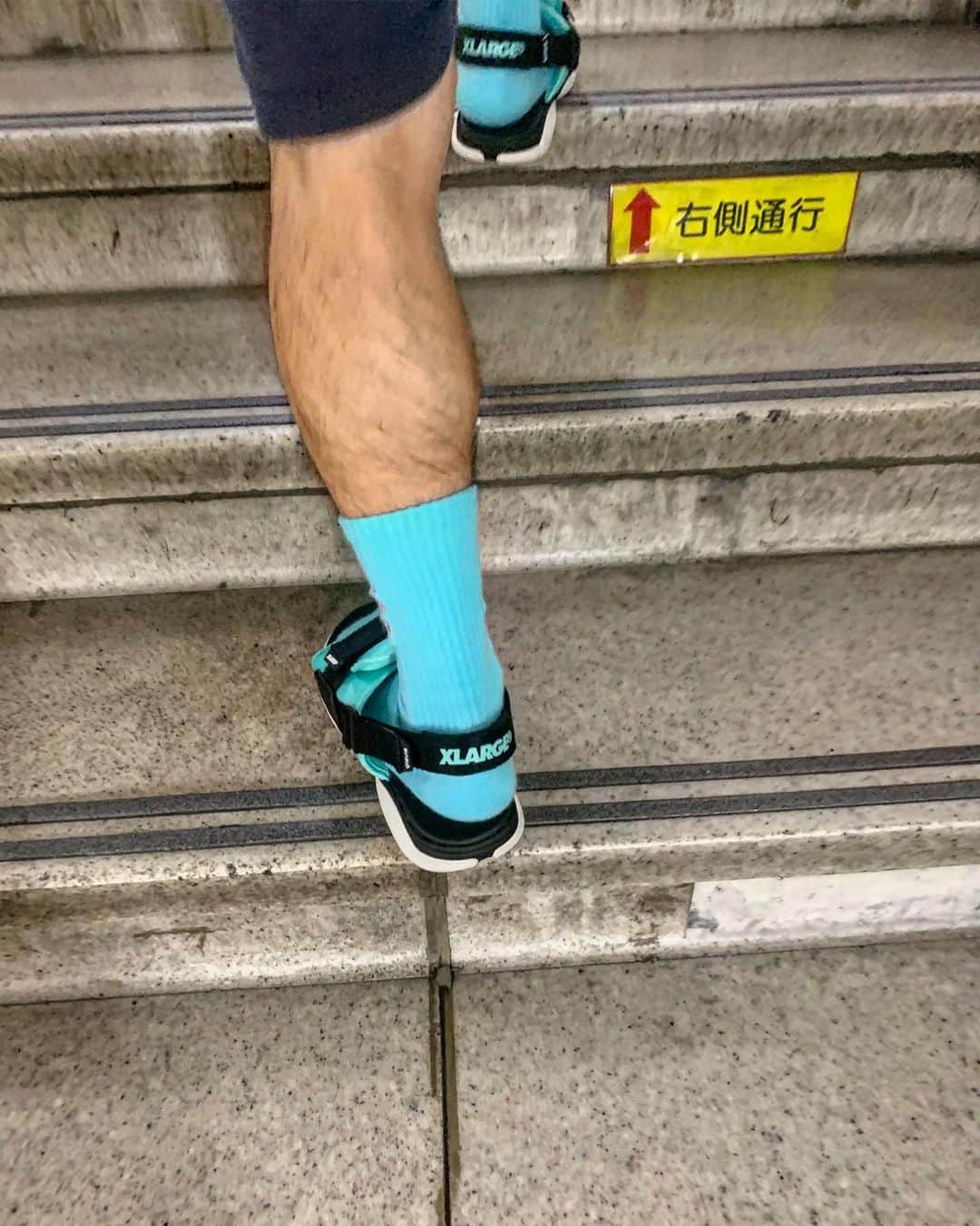 T-CHUさんのインスタグラム写真 - (T-CHUInstagram)「___________ Walk this way. . #subway #DUALMASK #xlarge #shoes  #kicks #足元倶楽部 #cool #右側通行」7月3日 9時05分 - t_chu_dm_93