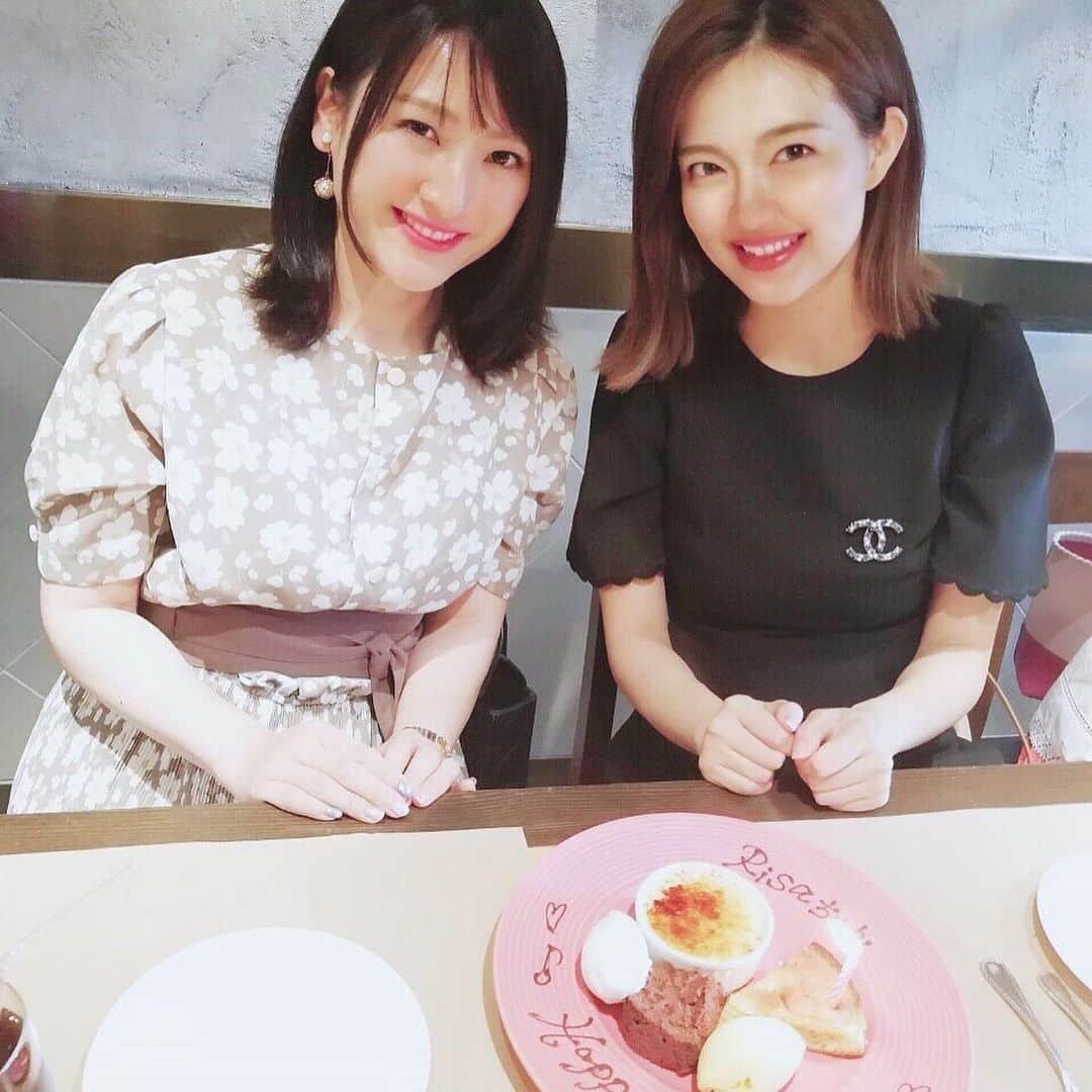 のインスタグラム：「みかぽん❤️❤️ありがとう😭❤️ 気づけば29歳になりました😳！！ まさか3児の母になってるなんて思ってもなかったけど、私も子供達と一緒に成長出来てたらいいな⭐️ 周りのお姉ちゃん達は皆キラキラ輝いてるから私もそんな30代を過ごしたい🥺💞 頭の中いつも🥳←こんな感じだけど。 まみちゃんからは🧚‍♀️←こんな感じって言われたけど。笑 大人な女性になりたいです🥺🥺🥺笑 #私の憧れのお姉様 #だいすきすぎる #お誕生日」