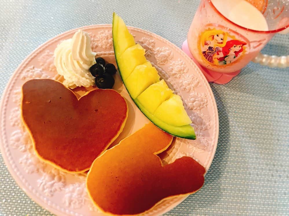 熊田曜子さんのインスタグラム写真 - (熊田曜子Instagram)「3歳 次女の手作り朝ごはん🥞 今日は日帰り大阪でお仕事🚅 娘のおかげでパワーチャージ出来たよ💪  #breakfast #朝食 #朝ごはん #パンケーキ #ホットケーキ #メロン #ブルーベリー #ホイップクリーム #牛乳 #ミルク #三姉妹 #次女 #3歳 #早起き娘」7月3日 9時14分 - kumadayoko